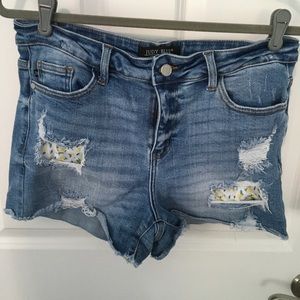 Judy Blue size large lemon patch distressed shorts.